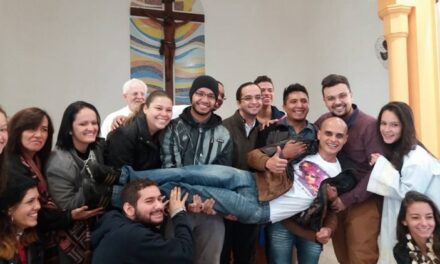 ‘Catolicismo brasileiro’: drag queen che distribuiscono la ‘comunione’ e teologia della liberazione