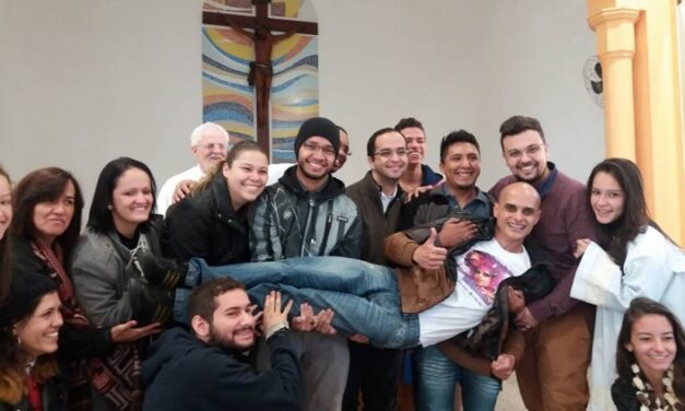 ‘Catolicismo brasileiro’: drag queen che distribuiscono la ‘comunione’ e teologia della liberazione