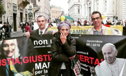[FOTO] Tutti insieme appassionatamente, striscione radicale Bergoglio+Pannella