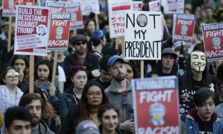 USA, democrazia secondo convenienza: proteste contro Trump, “not my President”