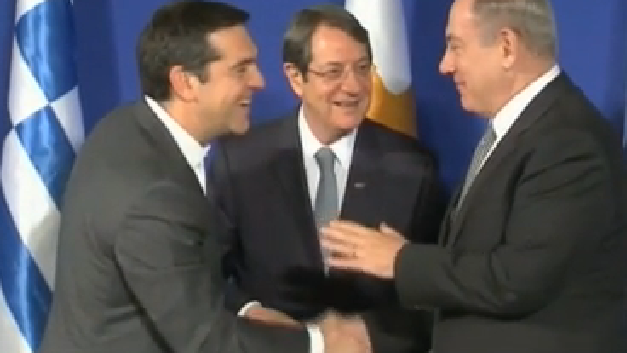 L’abbraccio tra Netanyahu e Tsipras, uniti da gas e petrolio