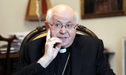 L’arcivescovo di Santiago Julian Barrio ordina sacerdoti due uomini omosessuali e conviventi