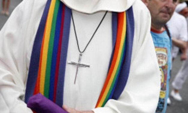 ‘Caso preti gay’ a Santiago: l’Arcivescovo Barrio smentisce, anzi no