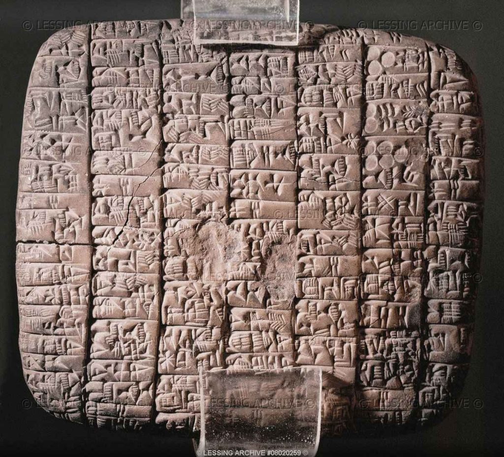 EBLA Antica città dell'Età del Bronzo (metà del III millennio a.C.), i cui resti si trovano nei pressi della moderna Tell Mardikh (6o km a sudovest di Aleppo, Siria settentrionale). Nel 1975 Paolo Matthiae vi scoprì II tesoro del Grande Archivio: 17.00o tavolette con testi su vari argomenti. I caratteri sono cuneiformi. La lingua, ora chiamata «eblaita», appartiene allo stesso gruppo di lingue semitiche di cui fa parte l'accadico di Mesopotamia. 