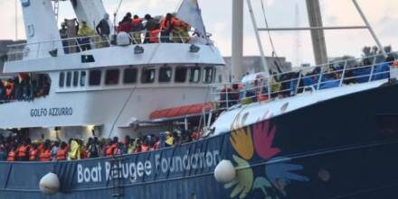 Blocchiamo gli scafisti nelle acque libiche. Ma poi le Ong li aiutano.