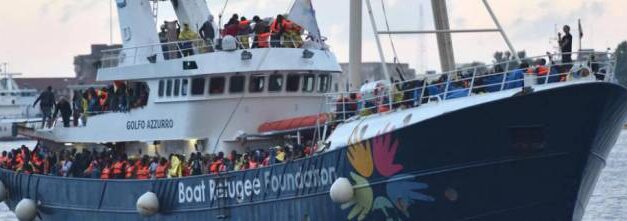 Blocchiamo gli scafisti nelle acque libiche. Ma poi le Ong li aiutano.