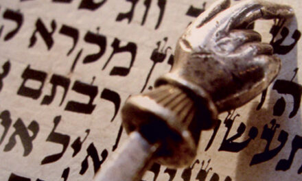 Il rabbino Skorka dona a Francesco la Torah