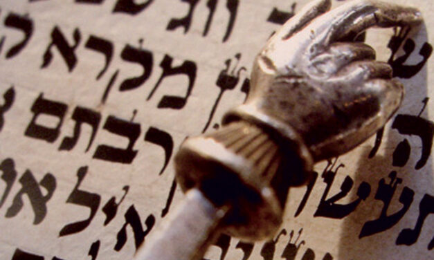 Il rabbino Skorka dona a Francesco la Torah