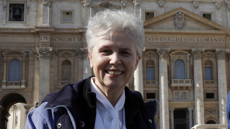 Nell’ospedale da campo di Bergoglio non può mancare la “suora” LGBT advocate