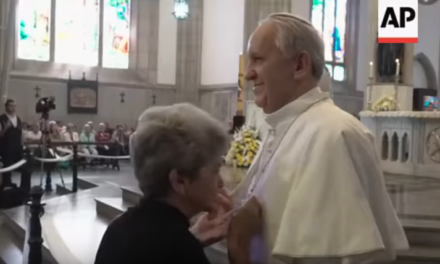 Statua di Bergoglio “adorata” durante una messa!