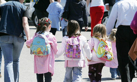 Gender, lezione choc alle elementari: “Matrimonio gay tra due bimbi”