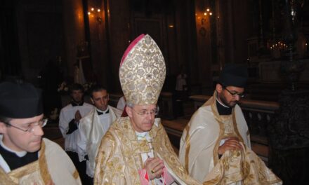 Il Vescovo Athanasius Schneider non solo benedice la Processione ma definisce ‘cristiani coraggiosi’ coloro i quali parteciperanno