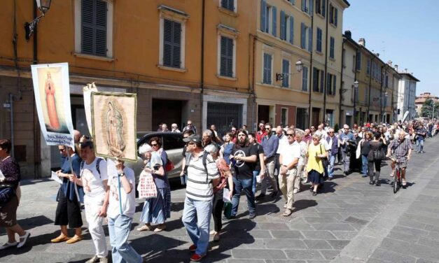 “Ripariamo al gay Pride”. Il vescovo prende le distanze.