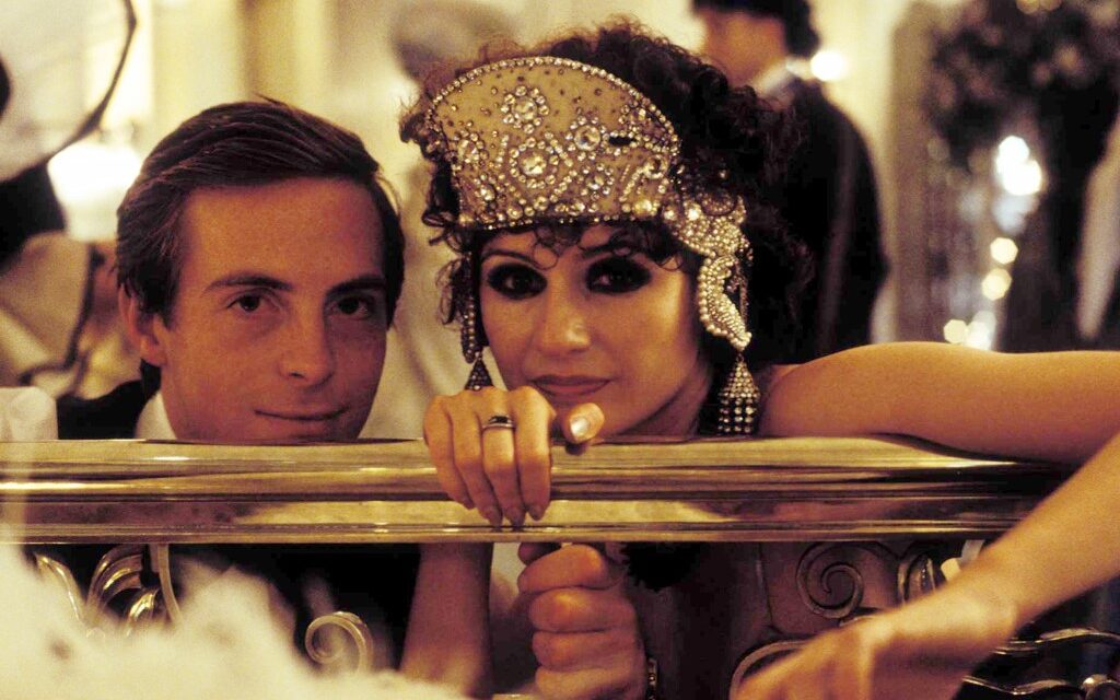 Orsacchiotti, rosari e macchie di vino: un breve viaggio tra i romanzi di Evelyn Waugh