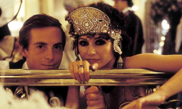 Orsacchiotti, rosari e macchie di vino: un breve viaggio tra i romanzi di Evelyn Waugh