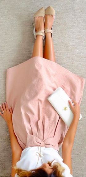 Tessuto liscio e fiocchetto camuffa-pancetta.