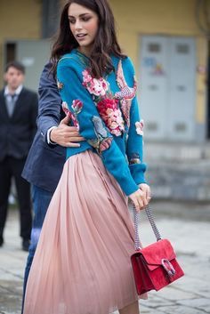 La foto dimostra che una gonna rosa aiuta a trovare uomini premurosi.