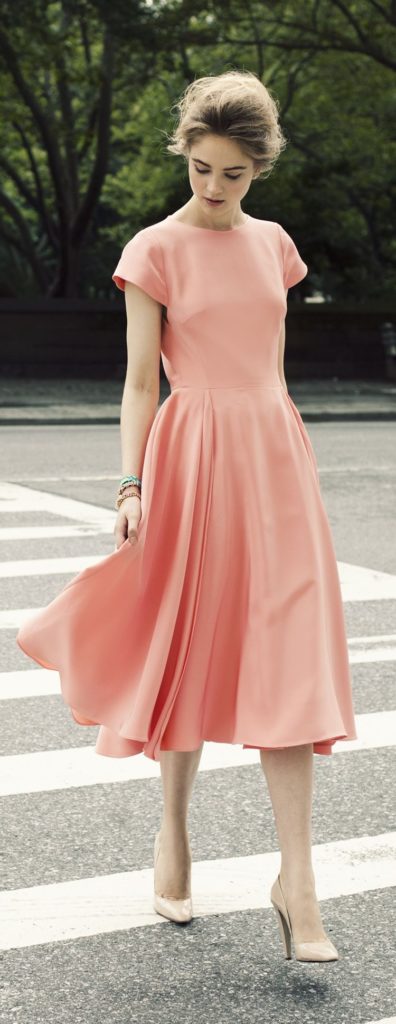 La foto dimostra che un vestito rosa vi aiuta ad attarversare la strada correttamente.