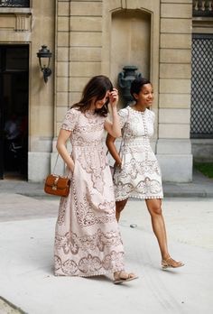 La ragazza a destra ha un vestito troppo corto. Molto meglio quello che indossa la ragazza a sinistra!