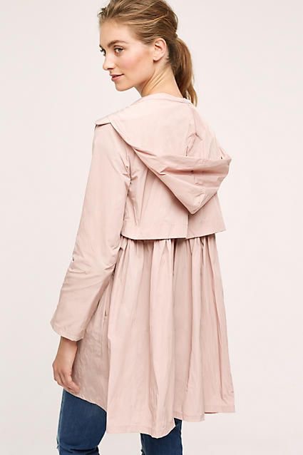 Un grazioso impermeabile.