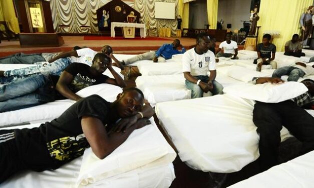 La Cei ha cambiato rotta: meno soldi per le chiese, si investe sull’accoglienza Dalle mense ai dormitori, aumentati gli stanziamenti del 60%. “Noi cacciamo i migranti, loro li prendono”