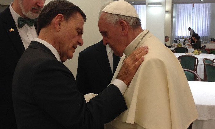Francesco riceve la "benedizione" del tele-predicatore americano Kenneth Copeland.