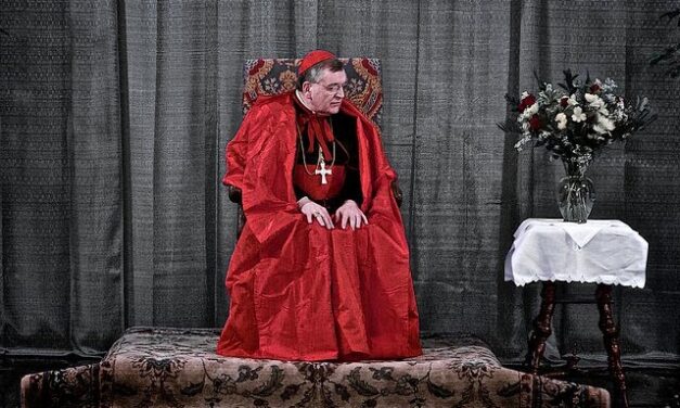 “E’ la fine dei tempi e non ho nulla da mettermi”. Card. Burke su correzione formale e dintorni