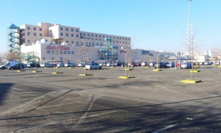 “Non bestemmiate”: mamma picchiata da quattro studenti davanti al figlio