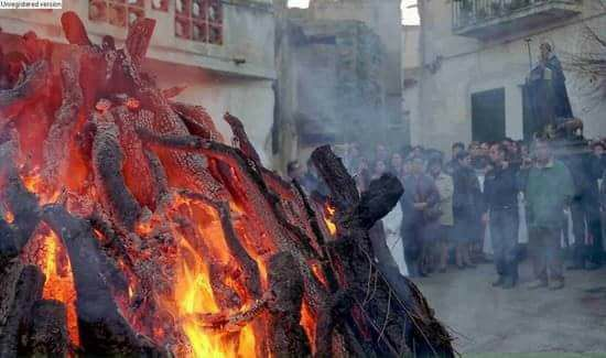 Benedizione del fuoco di sant’Antonio (Orotelli, Nuoro)