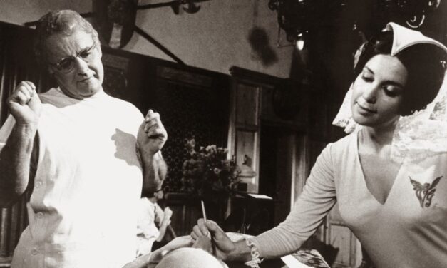 [CINESPADA] “Il caro estinto”: il turbocapitalismo ateo degli idioti a stelle e strisce