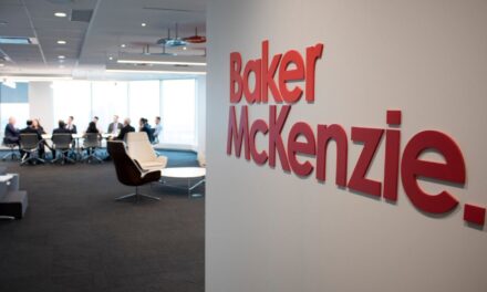 Forte con i deboli: le macchiettistiche battaglie legali di Bergoglio