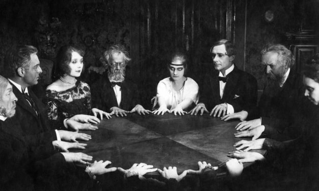 Maghi, fantasmi e sedute spiritiche in un brano apologetico di mons. R. H. Benson