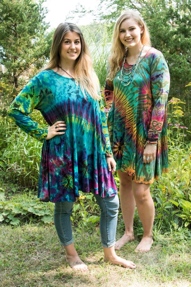 notate come è più elegante e femminile la ragazza con i jeans, rispetto a quella a gamba nuda.