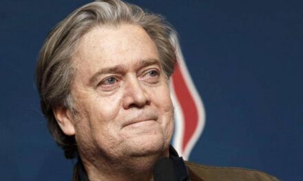 Intervista a Bannon: Italiani state attenti, l’Europa vi vuole in crisi a vita.