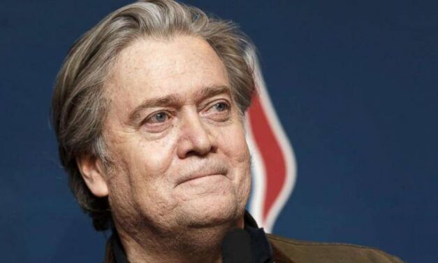Intervista a Bannon: Italiani state attenti, l’Europa vi vuole in crisi a vita.
