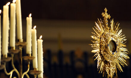 [DIFUNDE TU FE CATOLICA] LA DIVINA EUCARISTÍA: Alimento para vencer al mundo