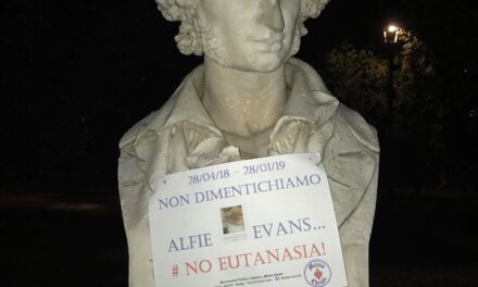 Militia Christi affigge cartelloni in ricordo di Alfie Evans e delle vittime dell’eutanasia sui busti del Pincio