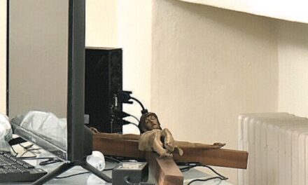 Meeting ecumenico in Curia (Piacenza), ospite ebreo stacca dal muro il Crocifisso, che viene nascosto dietro un tv