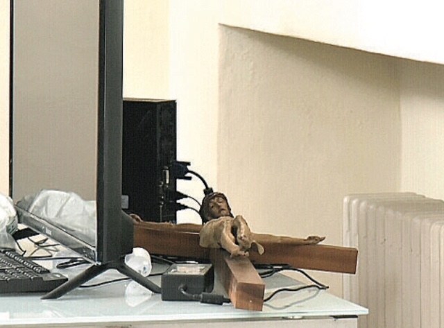 Meeting ecumenico in Curia (Piacenza), ospite ebreo stacca dal muro il Crocifisso, che viene nascosto dietro un tv