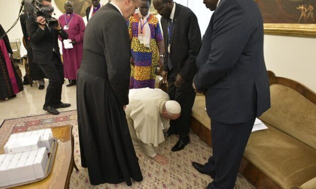 Bergoglio bacia i piedi al Presidente del Sud Sudan. Una “tradizione” del post-concilio inaugurata da Paolo VI.