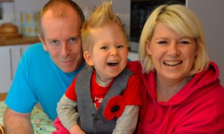 Era nato senza cervello, ora parla e va a scuola