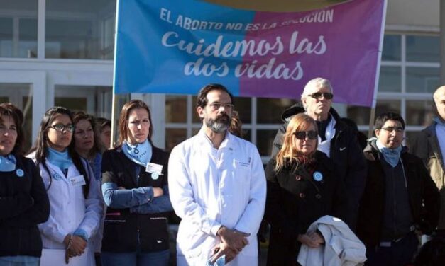 Il medico argentino condannato per aver fatto il suo mestiere: salvare vite