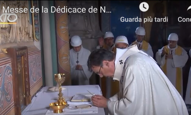 Notre Dame, incendio: tavola montiniana inagibile. A prima celebrazione, vescovo ad orientem
