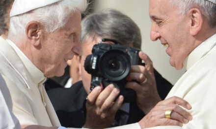 Ratzinger decapita la “fronda” e gli “scismi”: “C’è solo un Papa ed è Francesco”