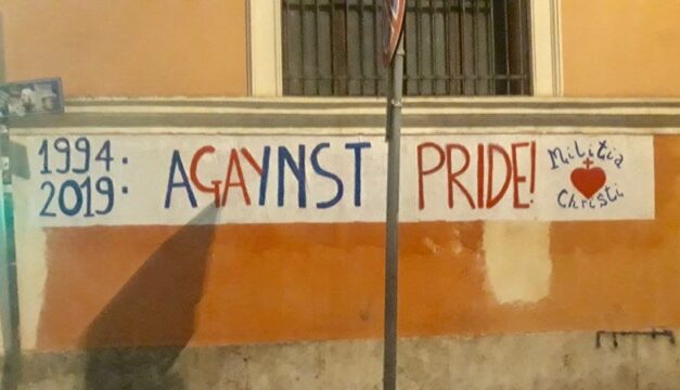 Militia Christi affigge striscione sul percorso del Roma Pride