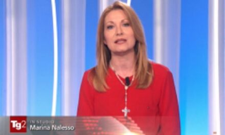 Serra (Repubblica) contro giornalista Tg2 con Croce al collo che definisce: “logo Dio Patria Famiglia”