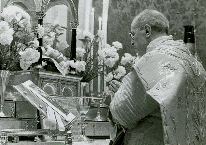 Pio XII: “Non si deve separare il tabernacolo dall’altare!”