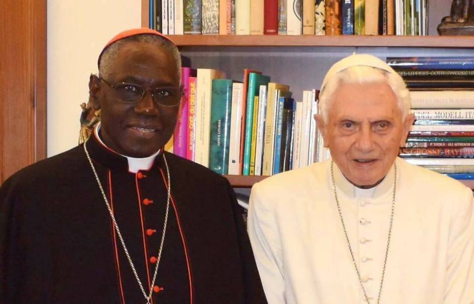 Implosioni conservatrici. Card. Sarah: “Non si può citare mia parola contro Papa. Ridicolo opporci”