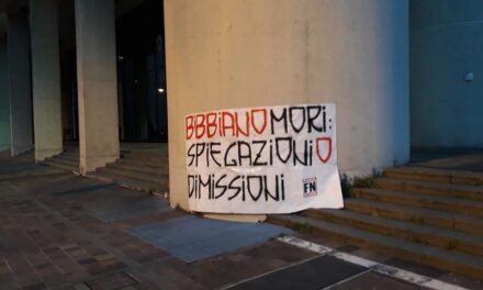 Davanti alla Regione lo striscione: Bibbiano  Mori – Spiegazioni o Dimissioni