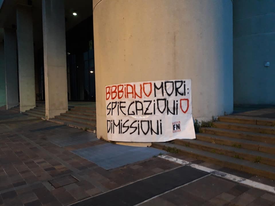 Davanti alla Regione lo striscione: Bibbiano  Mori – Spiegazioni o Dimissioni